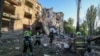 "Это мой второй день рождения". Жители дома в Киеве, в который попала российская ракета, рассказывают об обстреле